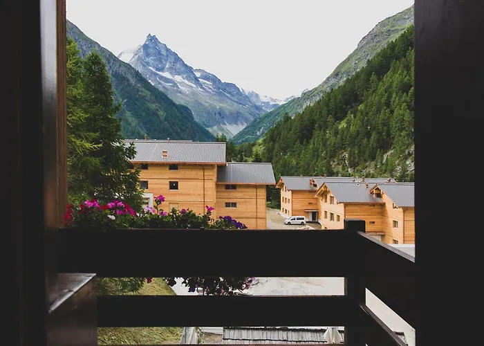 岳罗普酒店 山林小屋 *